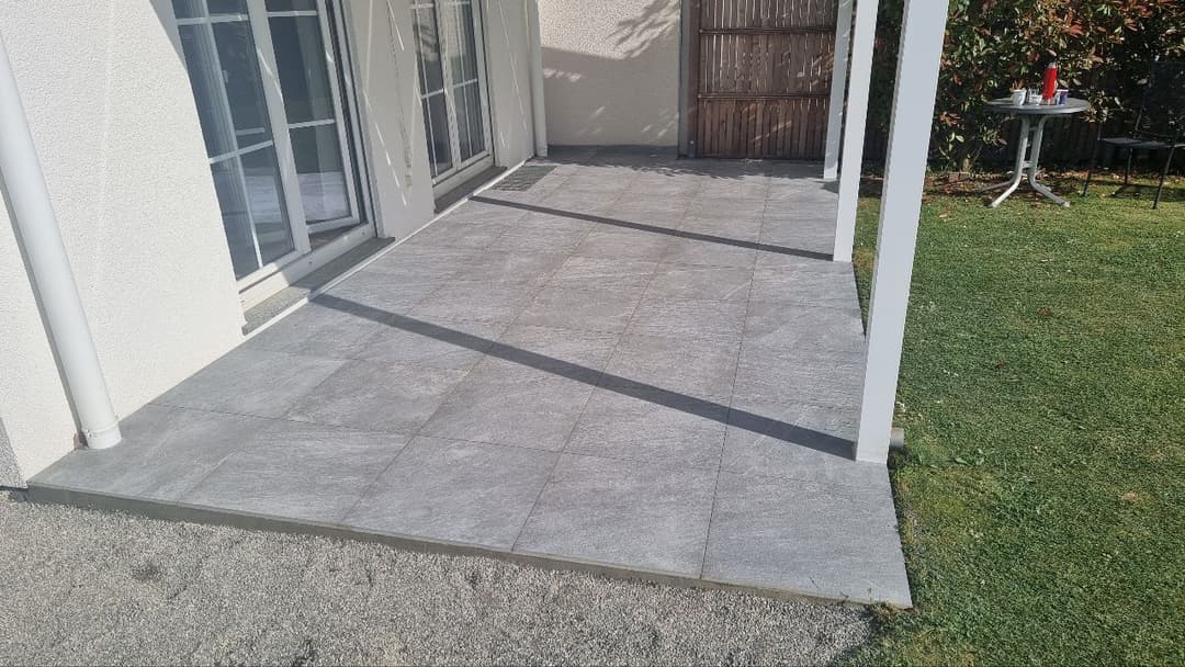 Geflieste Terrasse mit Naturstein – Fliesenleger Ingelheim Mainz Bingen