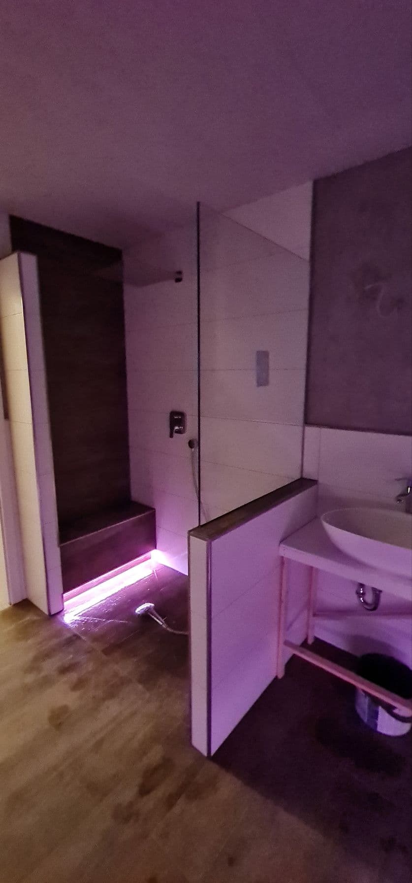 LED-Beleuchtung hinter Fliesenprofilen – modernes Bad Rheinhessen