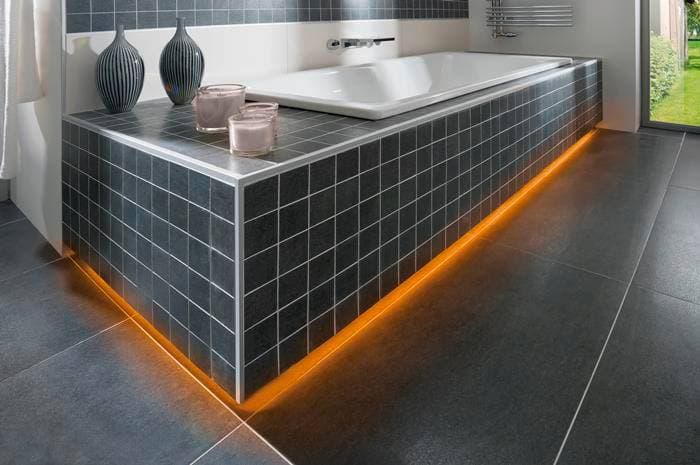 Modernes Bad mit LIPROTEC LED-Beleuchtung – Fliesenleger Ingelheim