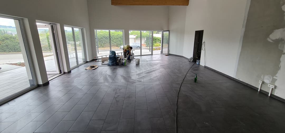 Großformatige Fliesen im Wohnraum über Fußbodenheizung – Rheinhessen